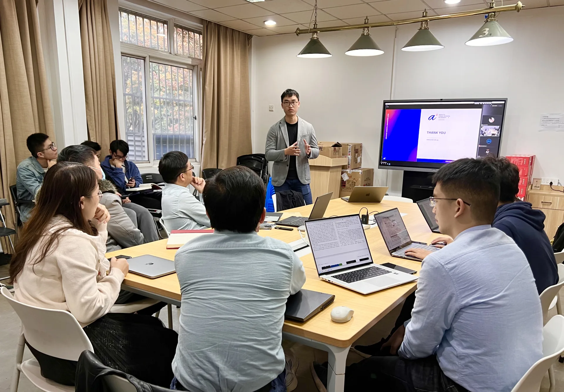 The institute specially invited Singapore A*STAR researcher Chen Zhenghua to come to the school to give an academic report