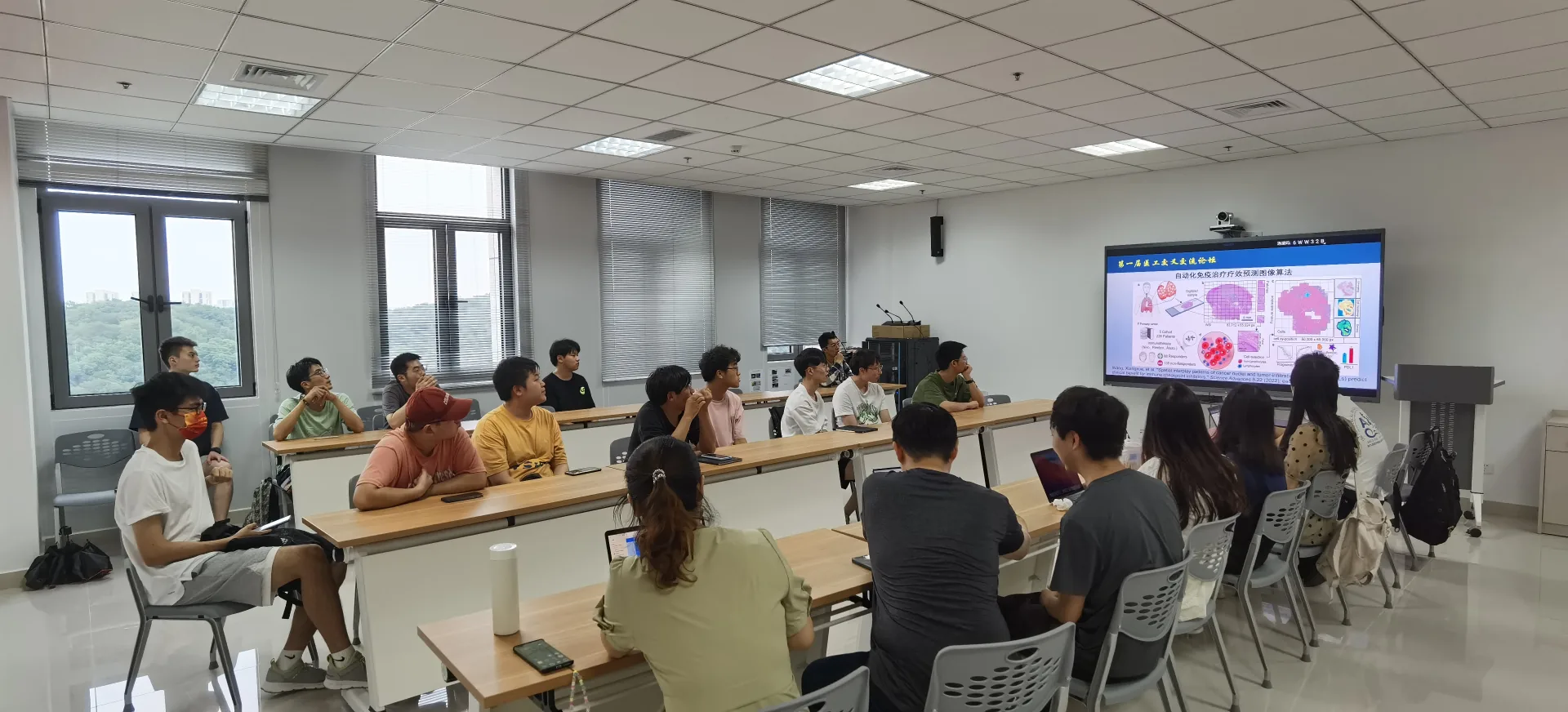 Smart Medical Association undergraduates and teachers held teacher-student discussions and exchanges