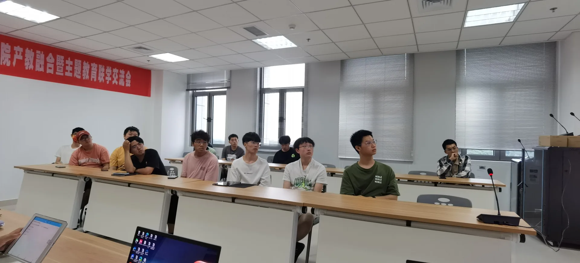 Smart Medical Association undergraduates and teachers held teacher-student discussions and exchanges