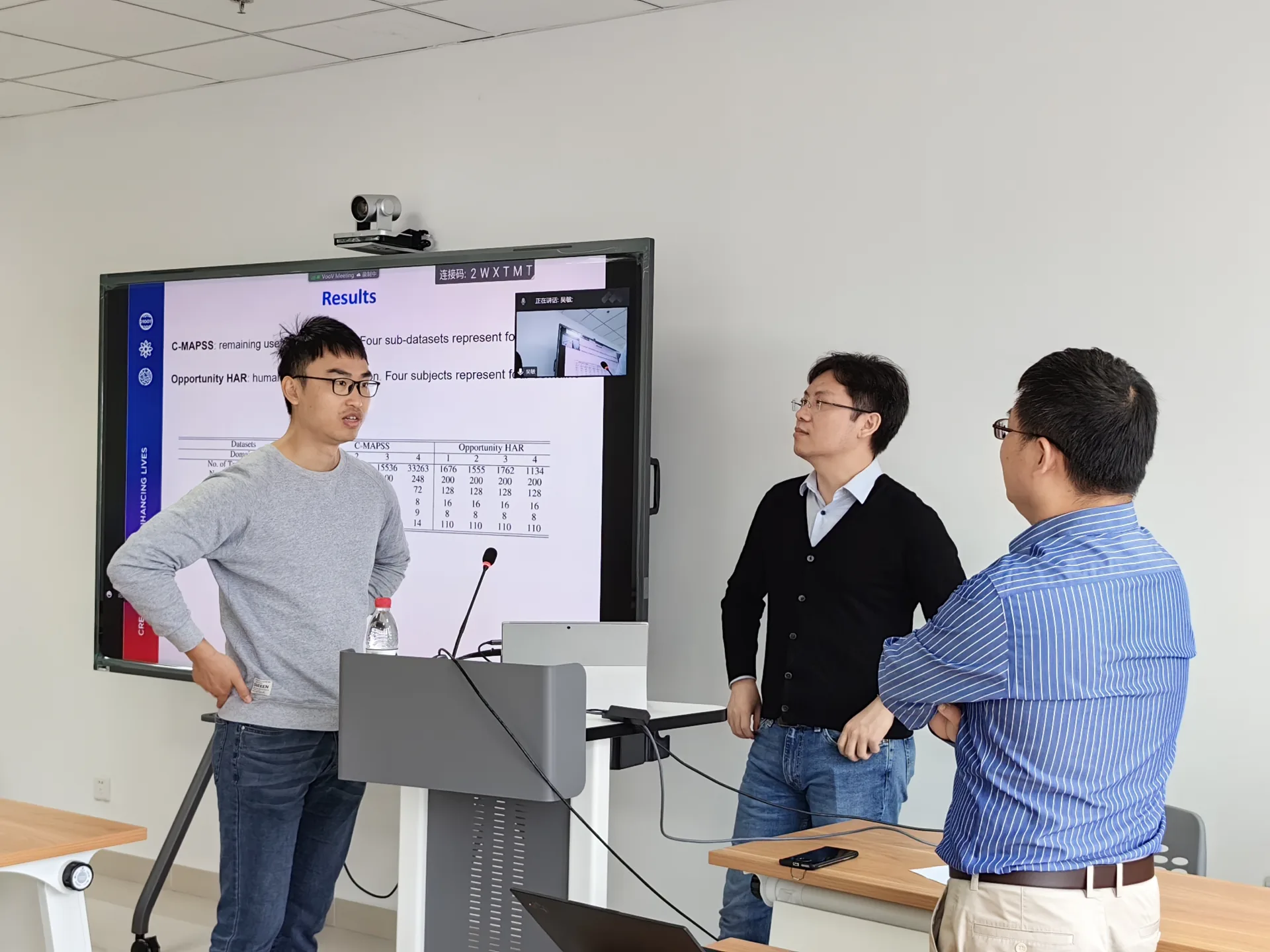 Researcher Wu Min from the Singapore Agency for Science, Technology and Research was specially invited to the school to give an academic report.