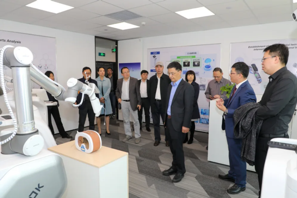 Academician Ma Yuqiang, Vice Chairman of the Provincial CPPCC and Chairman of the Provincial Committee for Democratic Progress, and his delegation visited the Smart Medical Research Institute for investigation