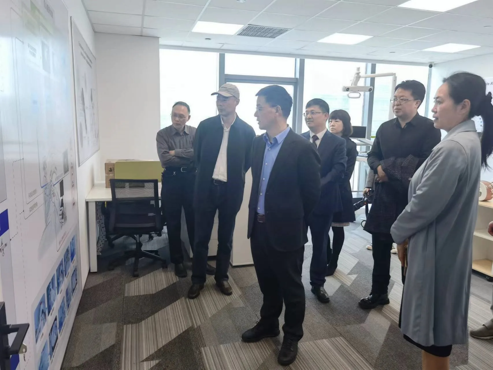 Academician Ma Yuqiang, Vice Chairman of the Provincial CPPCC and Chairman of the Provincial Committee for Democratic Progress, and his delegation visited the Smart Medical Research Institute for investigation