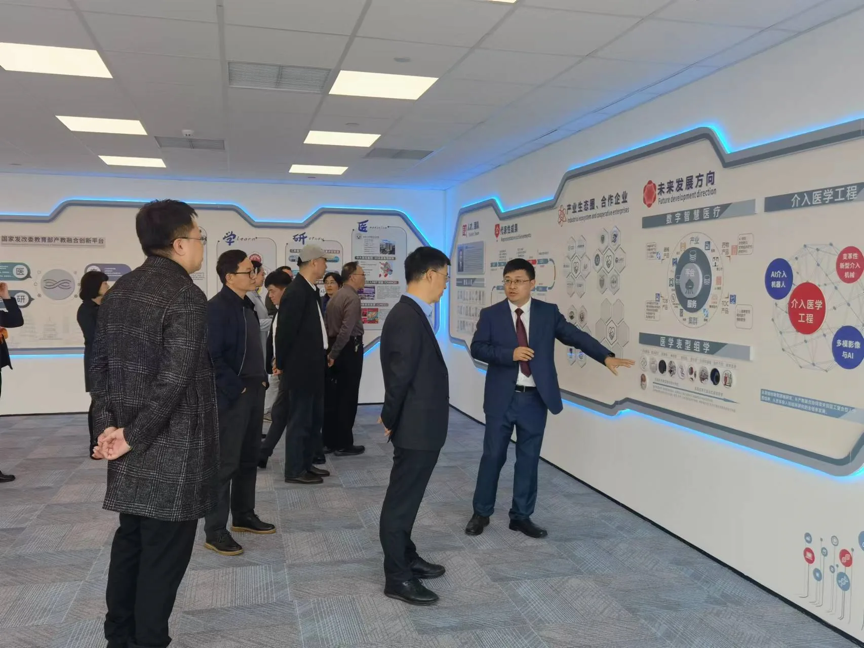 Academician Ma Yuqiang, Vice Chairman of the Provincial CPPCC and Chairman of the Provincial Committee for Democratic Progress, and his delegation visited the Smart Medical Research Institute for investigation
