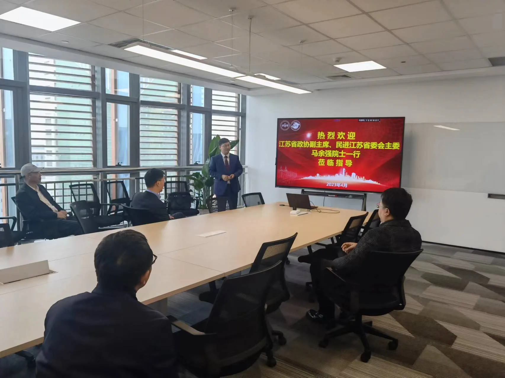 Academician Ma Yuqiang, Vice Chairman of the Provincial CPPCC and Chairman of the Provincial Committee for Democratic Progress, and his delegation visited the Smart Medical Research Institute for investigation
