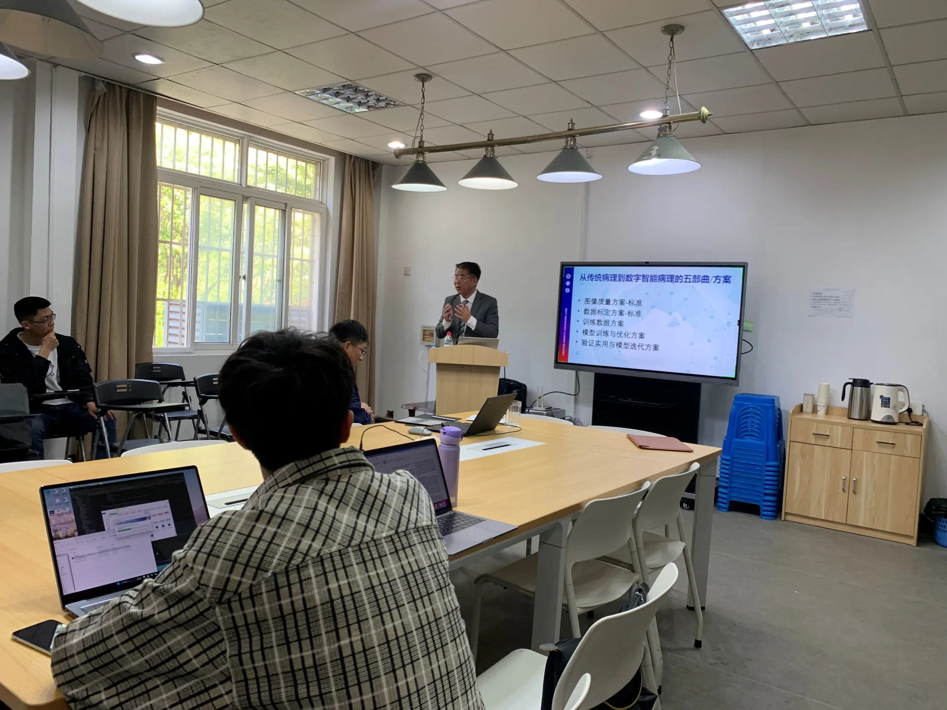 Professor Yu Weimiao from the Singapore Agency for Science and Technology (A*STAR) was specially invited to the school to give an academic report.
