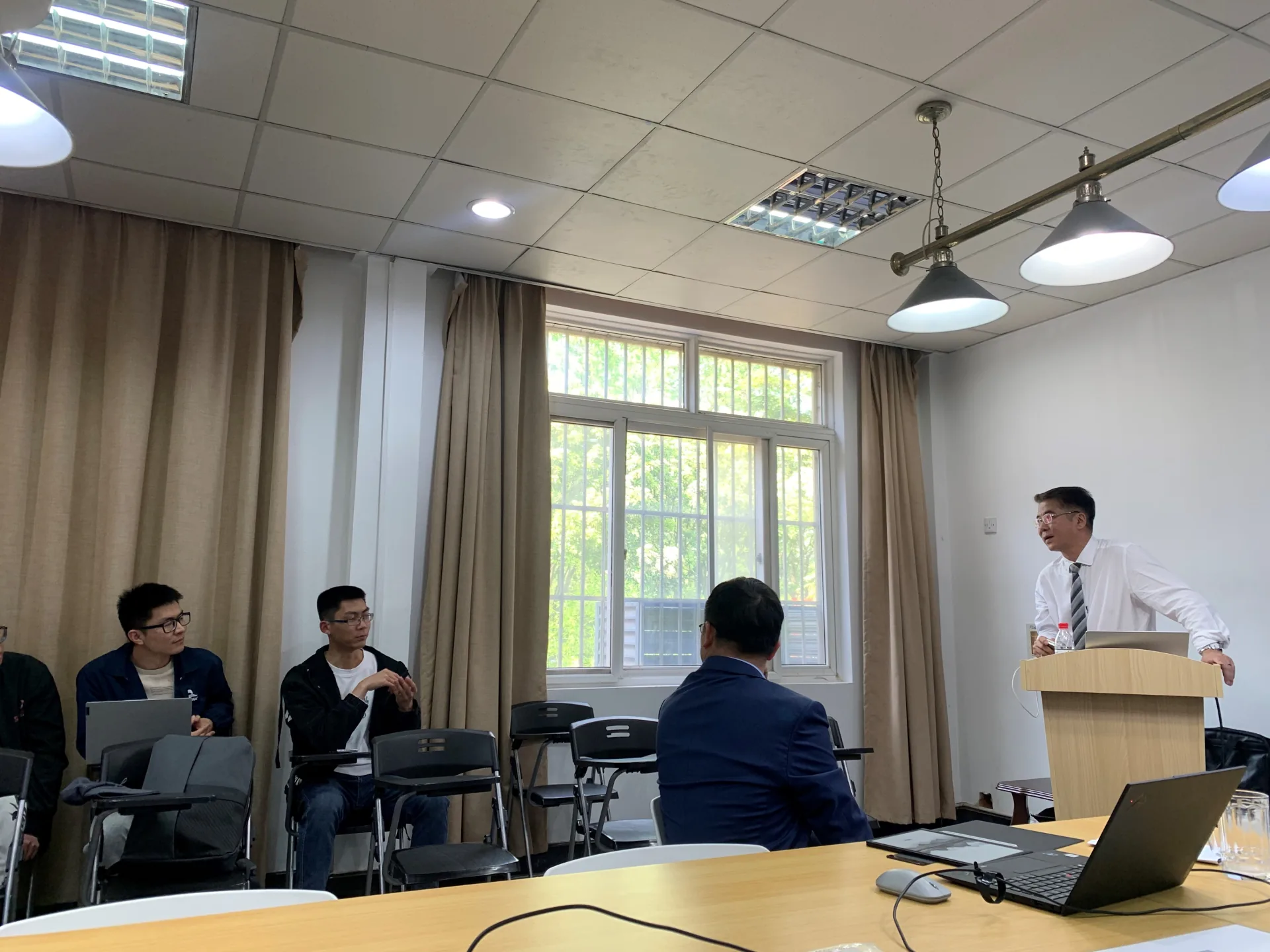 Professor Yu Weimiao from the Singapore Agency for Science and Technology (A*STAR) was specially invited to the school to give an academic report.