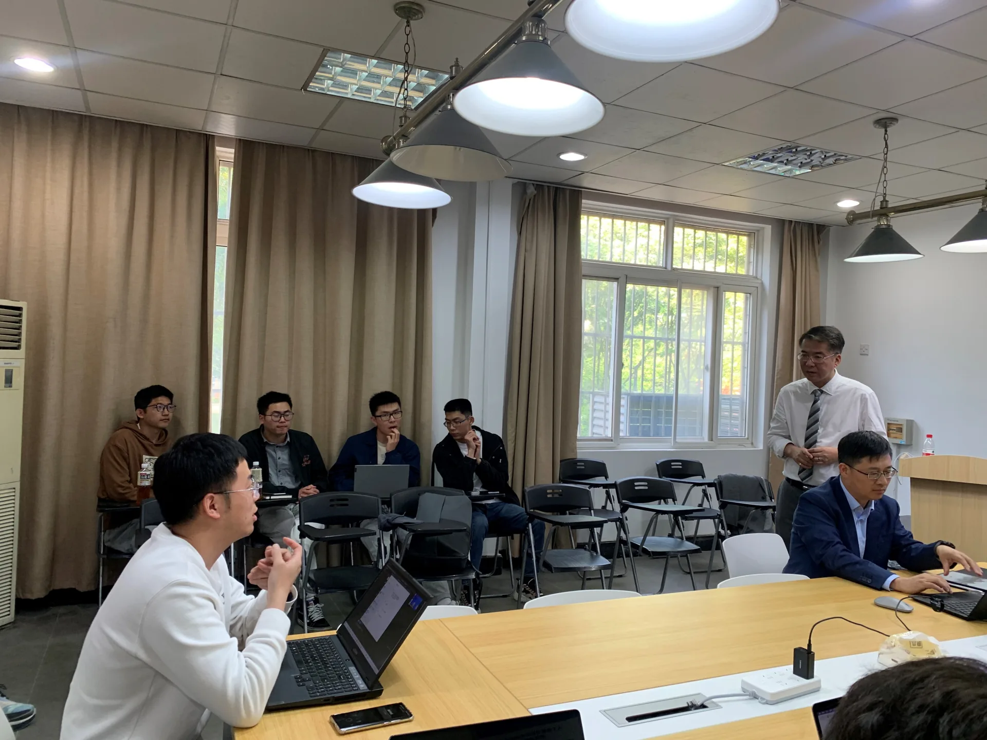 Professor Yu Weimiao from the Singapore Agency for Science and Technology (A*STAR) was specially invited to the school to give an academic report.