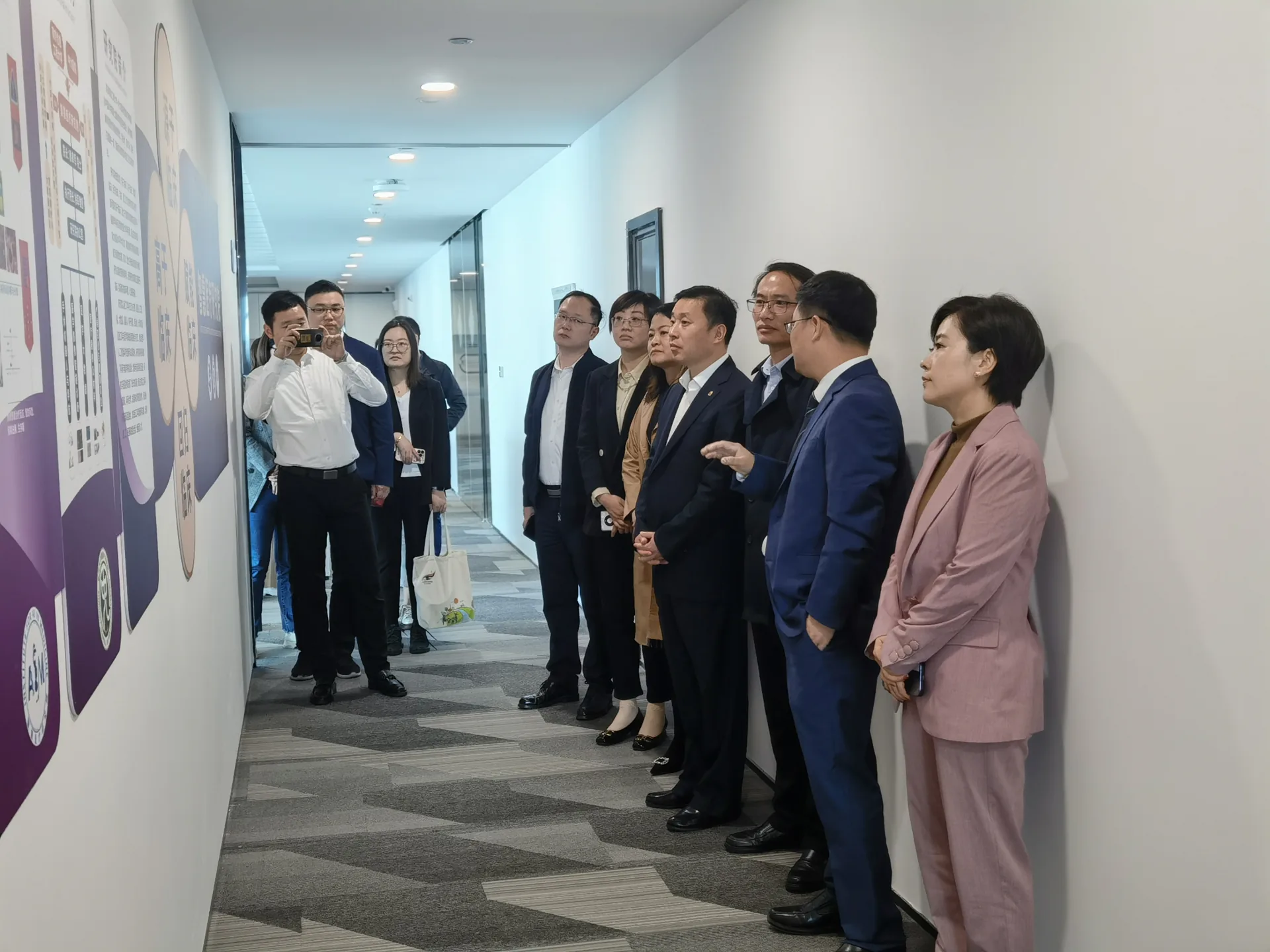 Ji Fang, Vice Mayor of Kunshan City, and his delegation visited the Smart Medical Research Institute for investigation