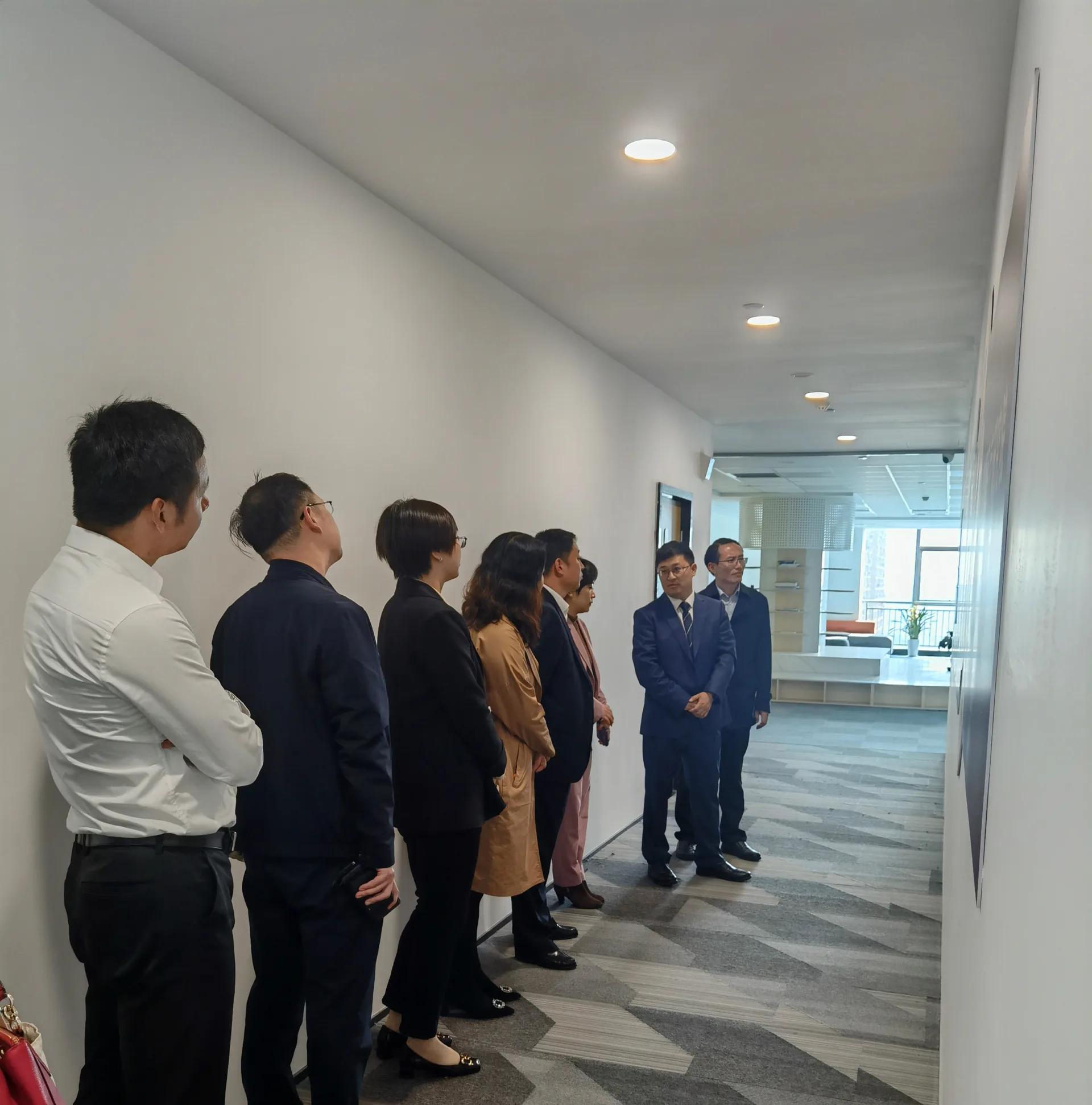 Ji Fang, Vice Mayor of Kunshan City, and his delegation visited the Smart Medical Research Institute for investigation