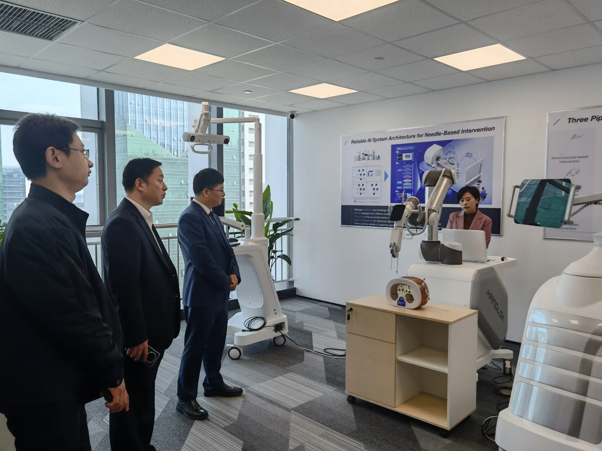 Ji Fang, Vice Mayor of Kunshan City, and his delegation visited the Smart Medical Research Institute for investigation