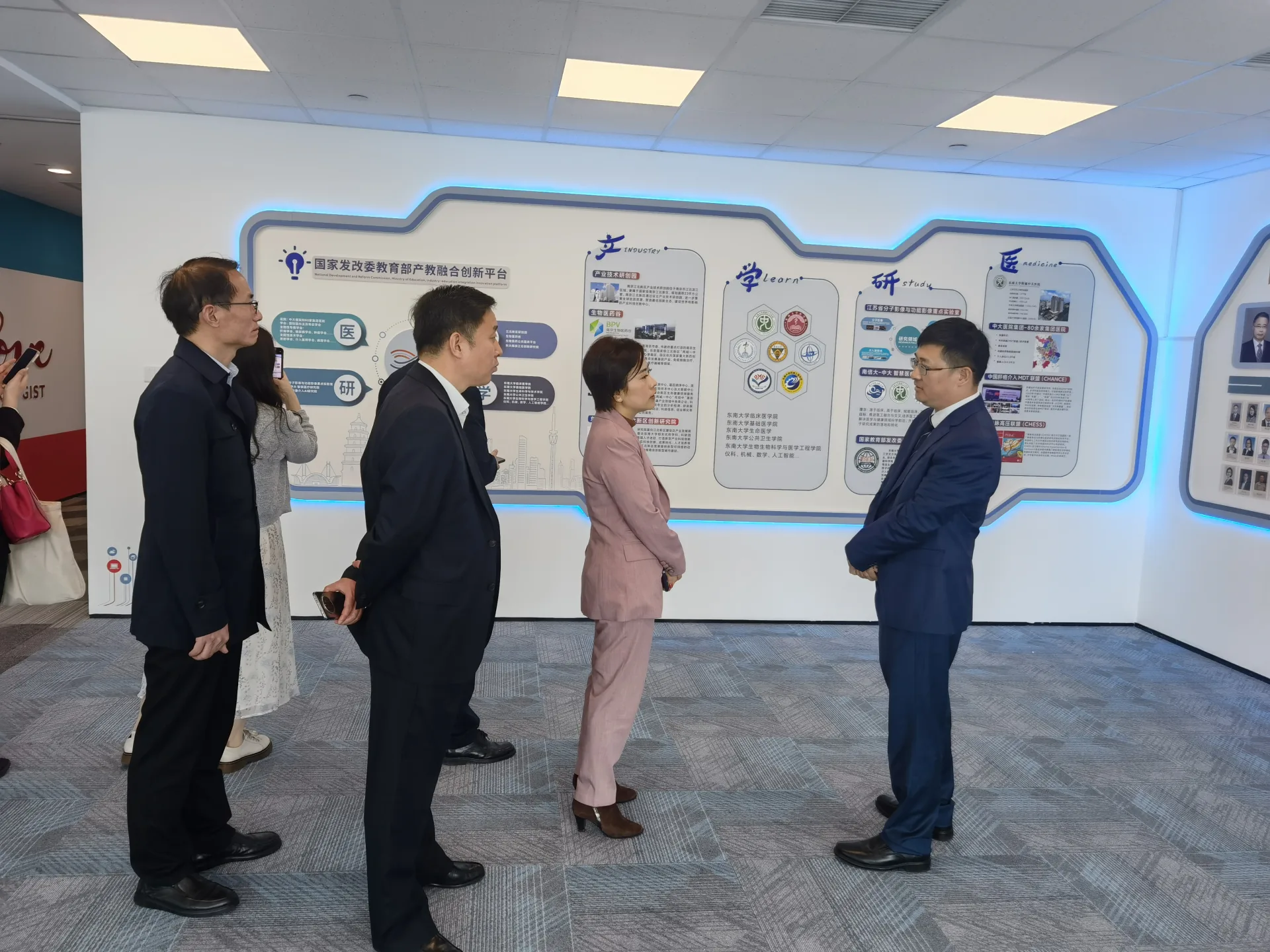 Ji Fang, Vice Mayor of Kunshan City, and his delegation visited the Smart Medical Research Institute for investigation