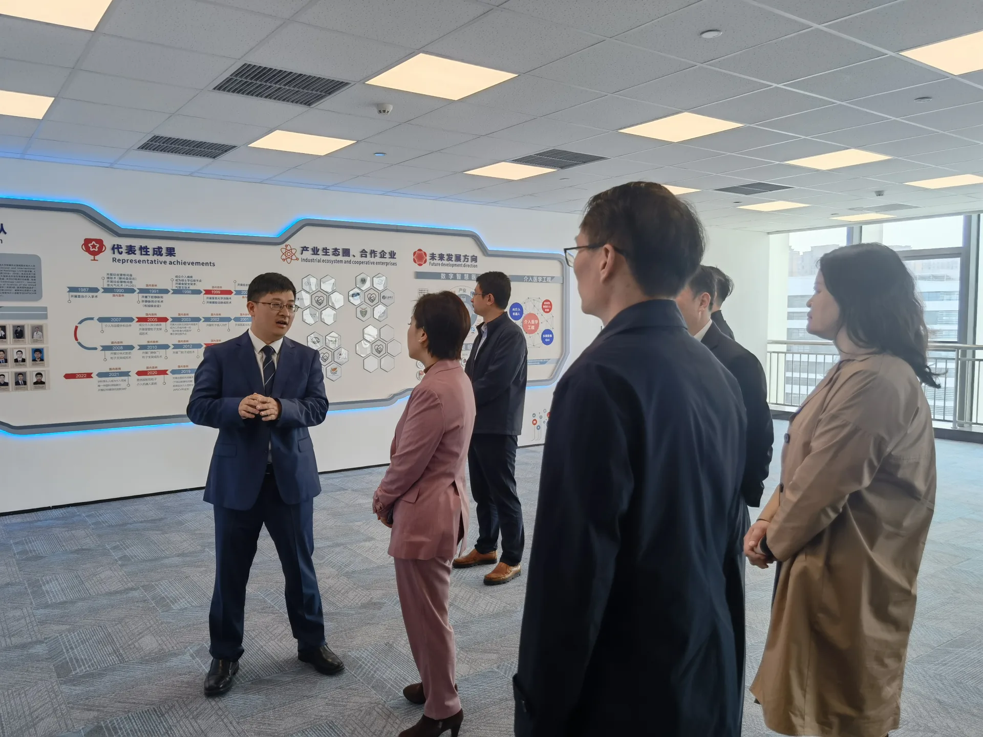Ji Fang, Vice Mayor of Kunshan City, and his delegation visited the Smart Medical Research Institute for investigation