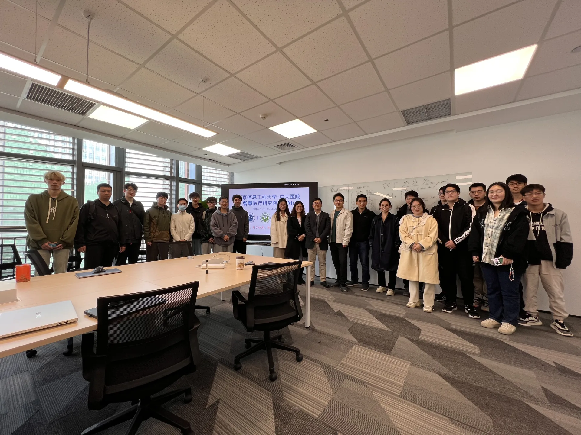 The School of Artificial Intelligence organizes students to visit the Smart Medical Research Institute
