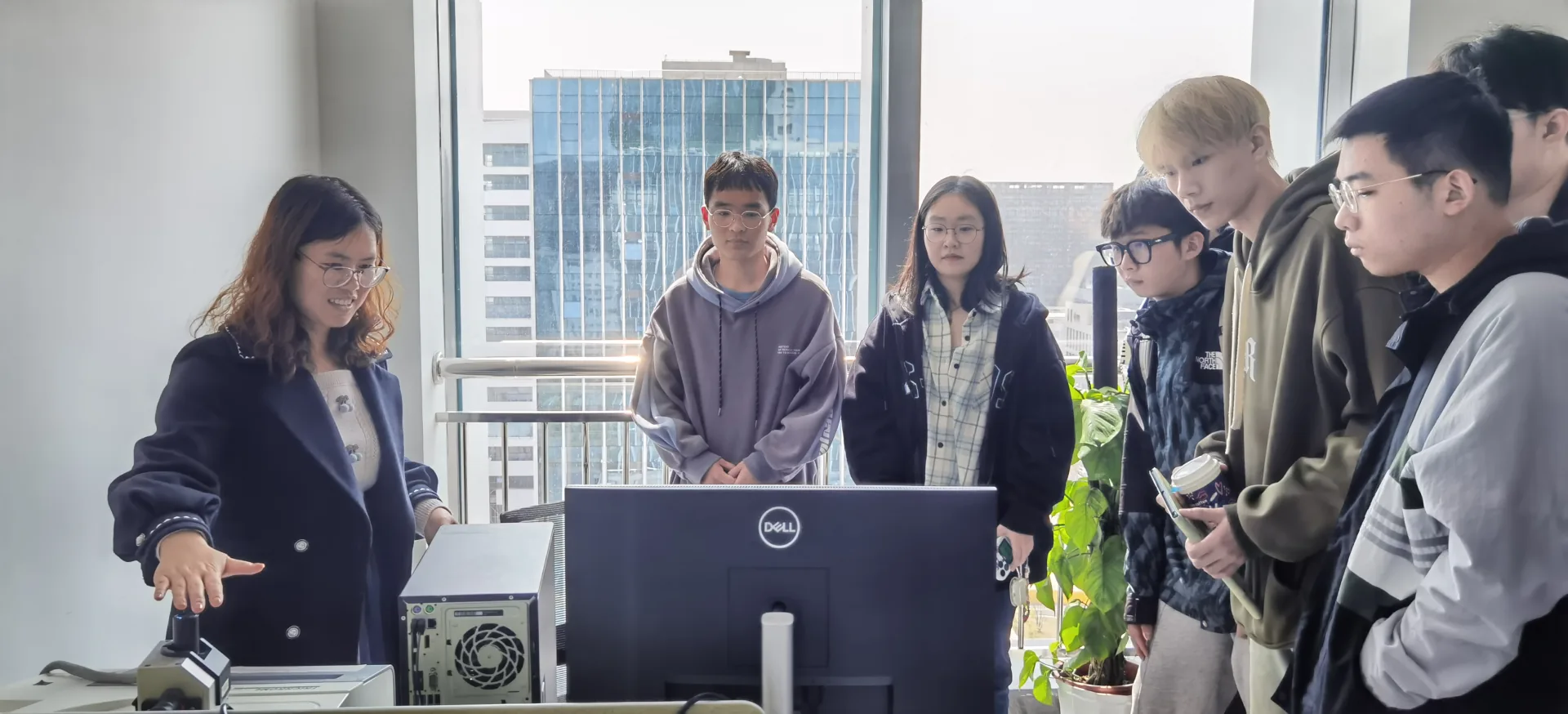The School of Artificial Intelligence organizes students to visit the Smart Medical Research Institute