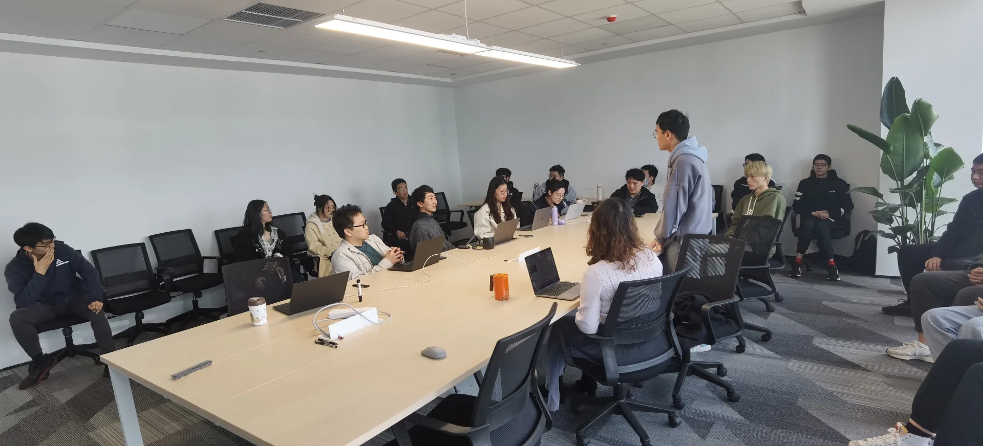 The School of Artificial Intelligence organizes students to visit the Smart Medical Research Institute