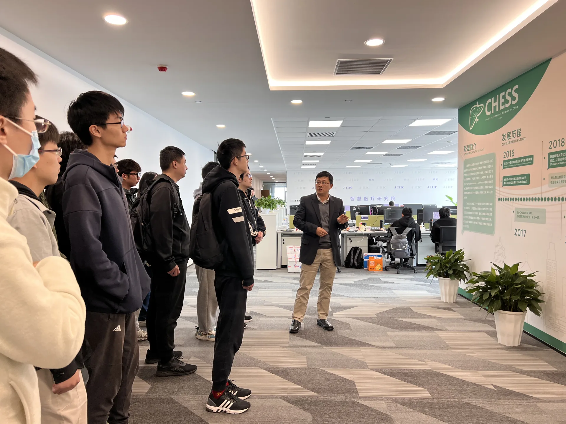 The School of Artificial Intelligence organizes students to visit the Smart Medical Research Institute