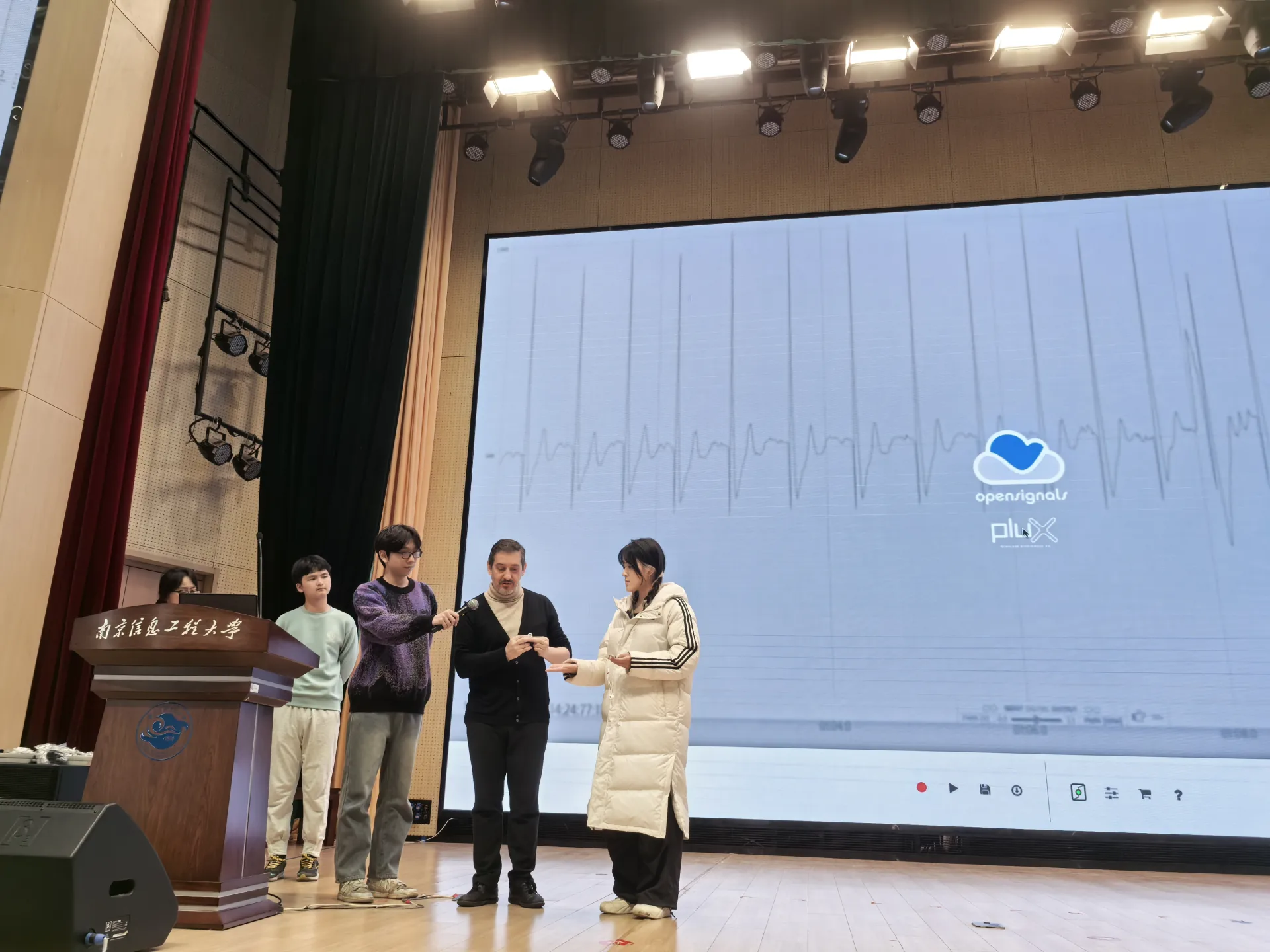 The key laboratory held a teacher-student seminar on “Physiological Signals and Wearable Devices”