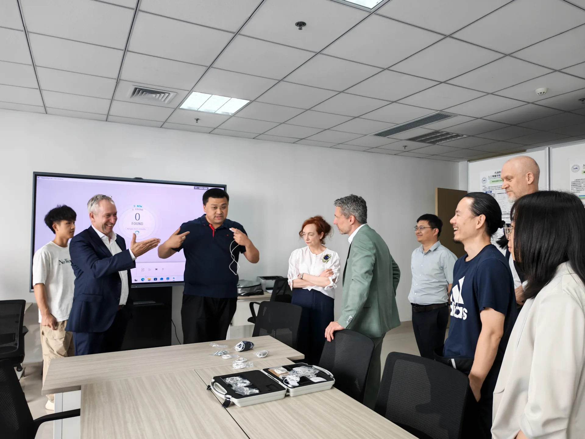 Professor Roland Eils, academician of the German National Academy of Sciences, and his delegation came to the school for an exchange visit
