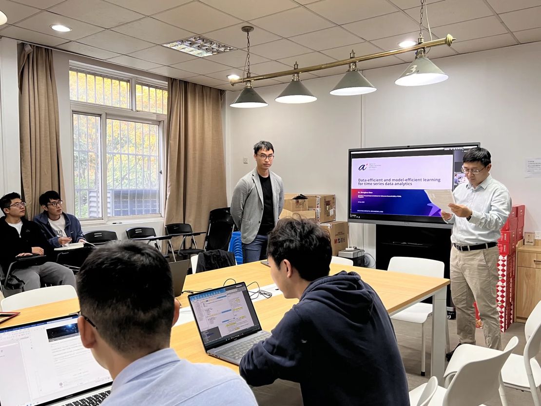 The institute specially invited Singapore A*STAR researcher Chen Zhenghua to come to the school to give an academic report