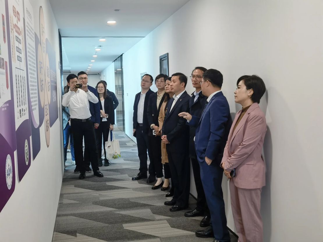 Ji Fang, Vice Mayor of Kunshan City, and his delegation visited the Smart Medical Research Institute for investigation