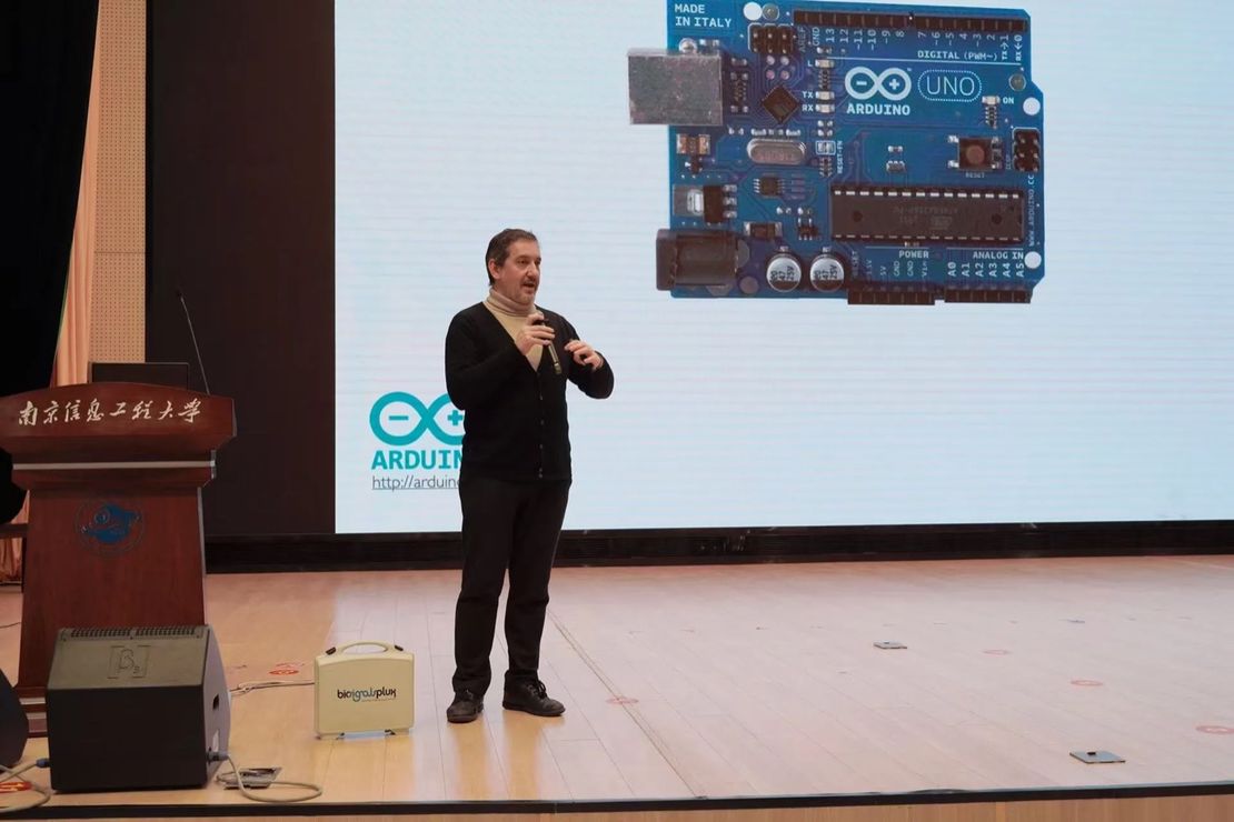 The key laboratory held a teacher-student seminar on "Physiological Signals and Wearable Devices"